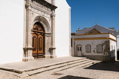 Tavira, Portekiz; Ağustos 2020: Portekiz 'in eski kenti Tavira' da Misericordia Kilisesi (Igreja da Misericrdia) dış görünüş ve cephesi.