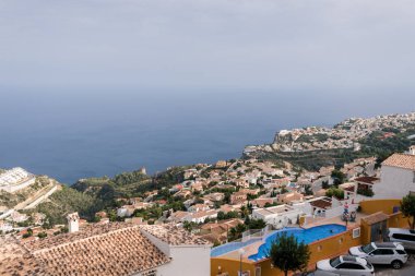Benitachell, Alicante; 27 Ağustos 2017: Kosta Blanca 'da deniz kenarındaki turistik evlerin havadan görünüşü.