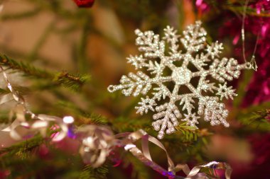 Gümüş kar tanesi Noel ağacı üzerinde