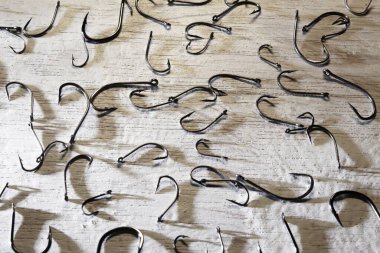 Balıkçı kancalı beyaz ahşap zemin