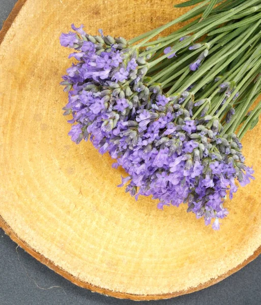 Primavera Lavanda Sobre Fondo Madera Con Una Botella Vidrio Para —  Fotos de Stock