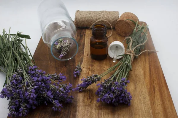 Primavera Lavanda Sobre Fondo Madera Con Una Botella Vidrio Para —  Fotos de Stock