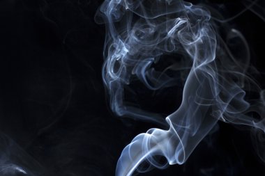karanlık bir arka plan üzerinde duman swirls
