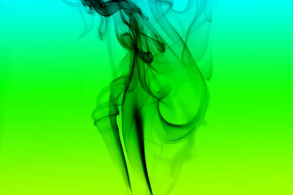 Красивый дым на зеленом фоне — стоковое фото
