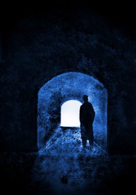  karanlık bir geçit şapkalı bir adam
