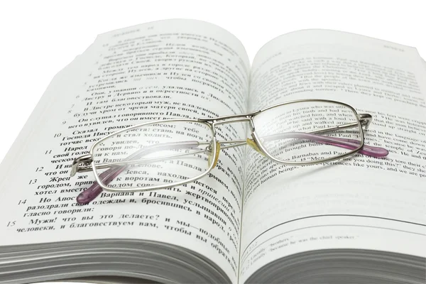 Bible ouverte et lunettes — Photo