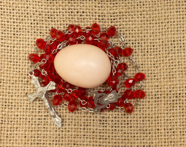 Egg and red beads — Stock Photo, Image