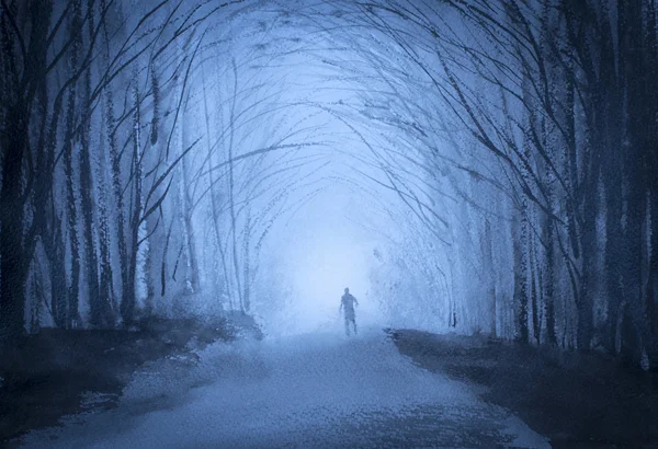 alacakaranlıkta bir ormandaki adam