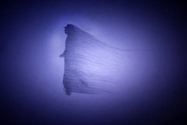 adam ışığında kaybolan