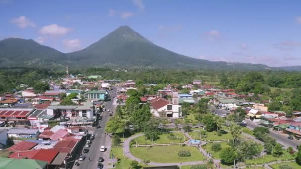 Pemandangan Drone Udara Arenal Volcano Kosta Rika Atas Kota Fortuna — Stok Video