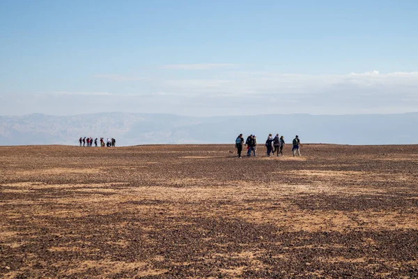 Çölün ortasındaki ovada yaşayan insanlar.