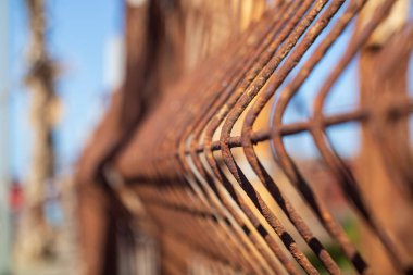 Limanda paslı bir çit var.