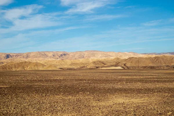 Çölün ortasında bir ova.