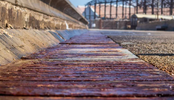 Deniz kıyısındaki limanda bir kara parçası.