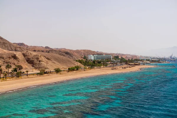 Tozlu dağları olan kızıl bir deniz