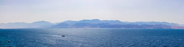 Kızıl deniz ve dağların manzarası.