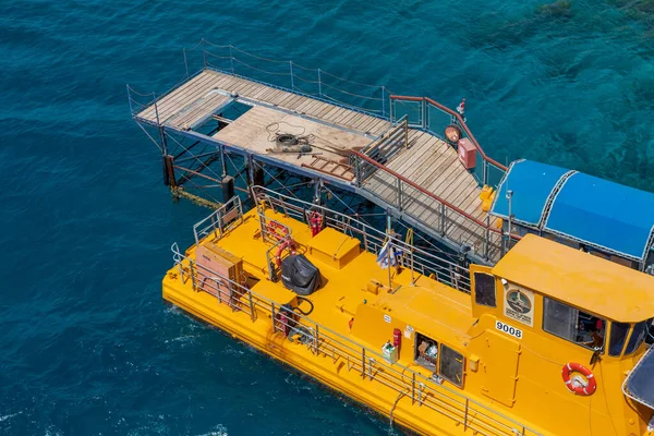 Kızıl denizde sarı bir tekne.