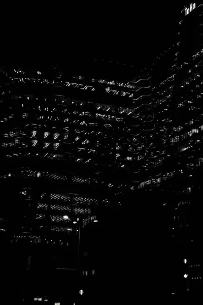 Tel Aviv 'de gece soyut bir bina.