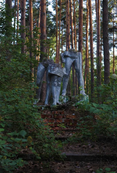 Beyaz Rusya ormanlarında gizlenmiş eski bir heykel.