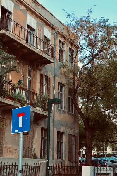 Gökyüzüne karşı eski güzel bir bina.