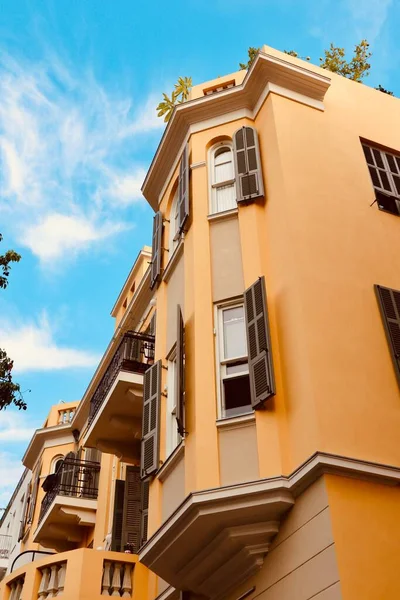 Gökyüzüne karşı güzel sarı bir bina.