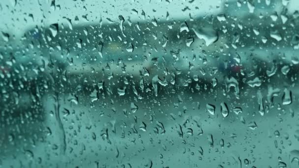Окно автомобиля под дождем с капельками вблизи — стоковое видео