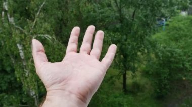 adam el yağmur damlaları toplama yağmur altında