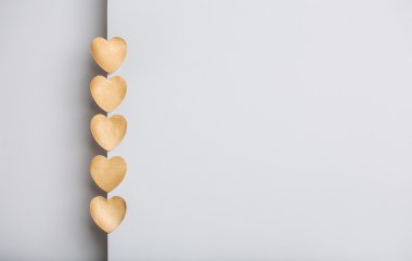 Gri dokulu arka plan boşluk ile altın Kalpler