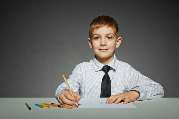 Menino de camisa de negócios escrevendo com lápis de cor — Fotografia de Stock