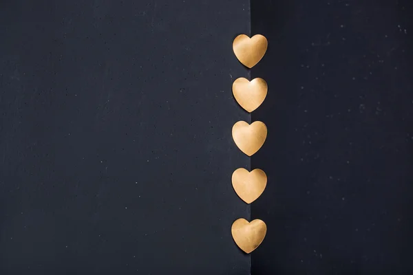 Guldhjärta klistermärken på mörk bakgrund med tomt utrymme — Stockfoto