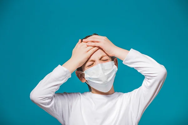Junge mit Schutzmaske hat Kopfschmerzen — Stockfoto