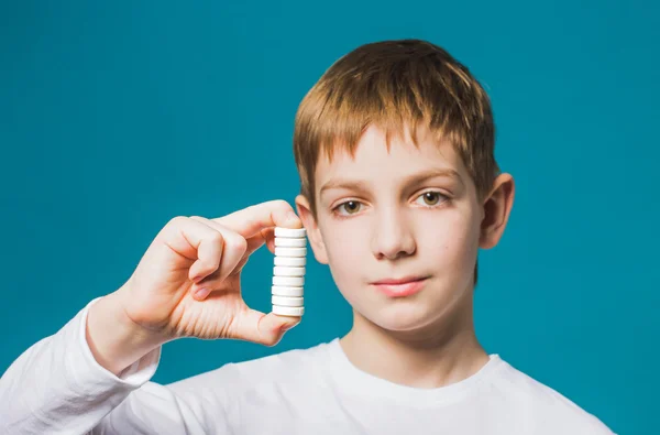 Portret van een jongen die pillen close-up — Stockfoto