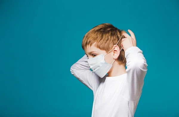 Junge in Weiß setzt Schutzmaske auf — Stockfoto