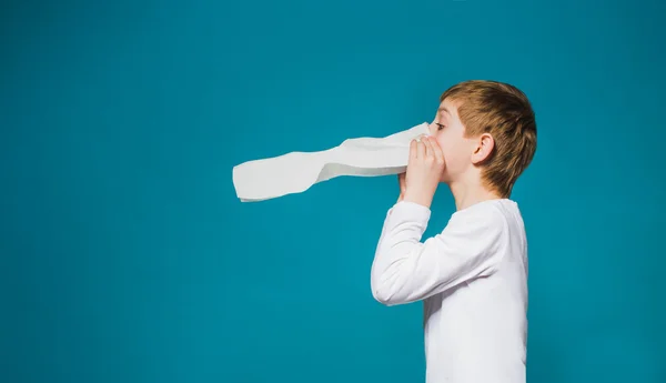 Çocuk Beyaz giysili burnunu üfleme — Stok fotoğraf