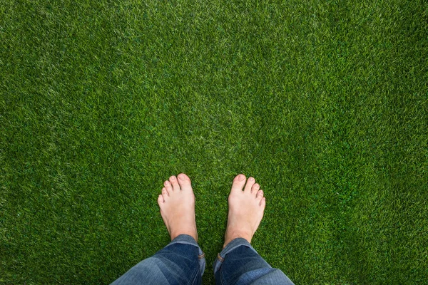 Mens feet standing on grass — Stock Photo, Image