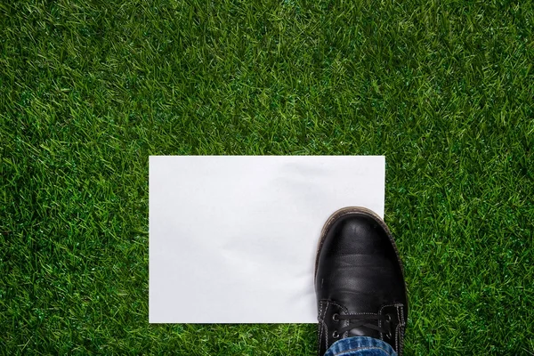 Držet se spustit na bílý list papíru na trávě — Stock fotografie