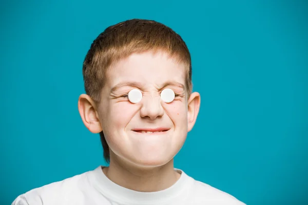 Menino segurando drogas em olhos oi — Fotografia de Stock