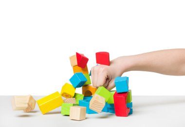 El renk ahşap blokları yapılmış ev dayak