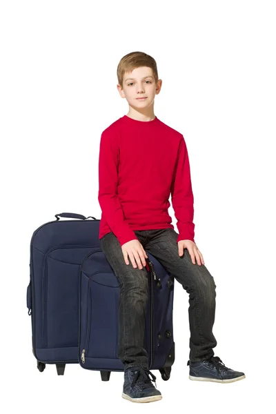 Niño sentado en bolsas de viaje aislado en blanco —  Fotos de Stock