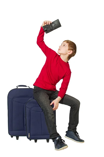 男孩坐在旅行袋看孤立的洞察力空钱包 — 图库照片