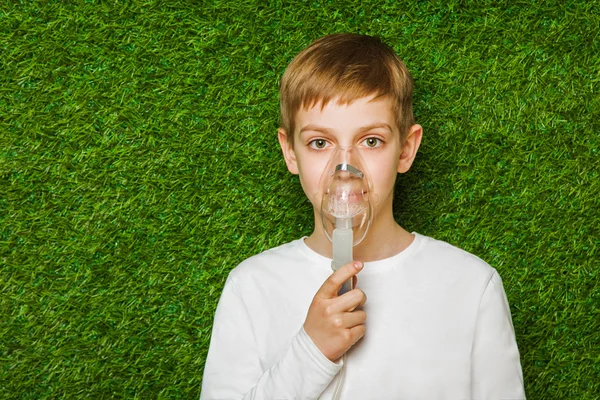 Inhalator 마스크를 통해 호흡 하는 소년 — 스톡 사진