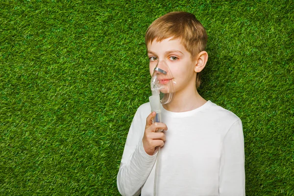 Inhalator 마스크를 통해 호흡 하는 소년의 초상화 — 스톡 사진