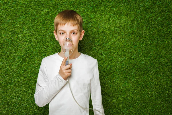 Хлопчик в білому диханні через інгаляторну маску — стокове фото