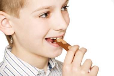 Sütlü çikolata bar yemek bir çocuk portresi