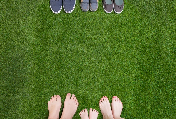 Сімейні ноги стоять навпроти взуття — стокове фото