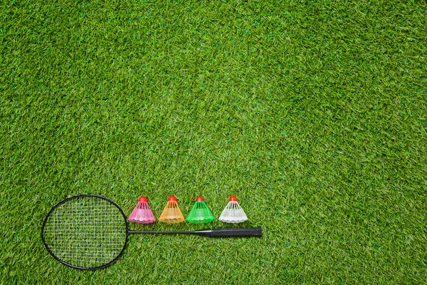 Raquete de badminton com shuttlecocks de cor — Fotografia de Stock