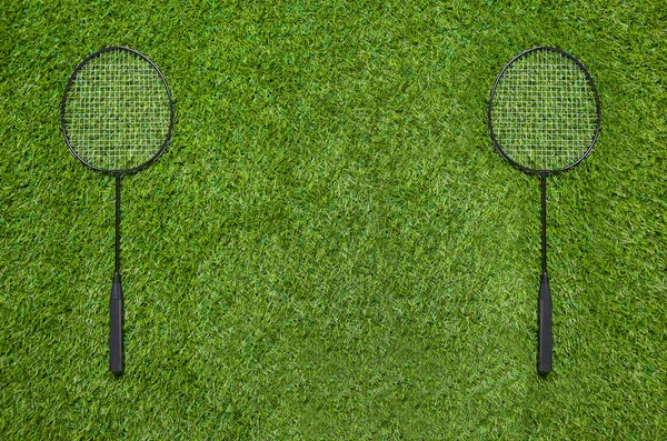 Duas raquetes de badminton deitadas na grama — Fotografia de Stock