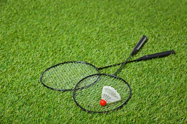 Badmintonové rakety s bílým kuželka — Stock fotografie