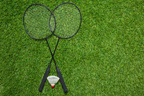 Raquetas de bádminton cruzadas con volante —  Fotos de Stock