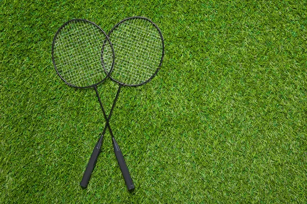 Badmintonové rakety, ležící na trávě — Stock fotografie